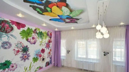 натяжные потолки с бабочками
